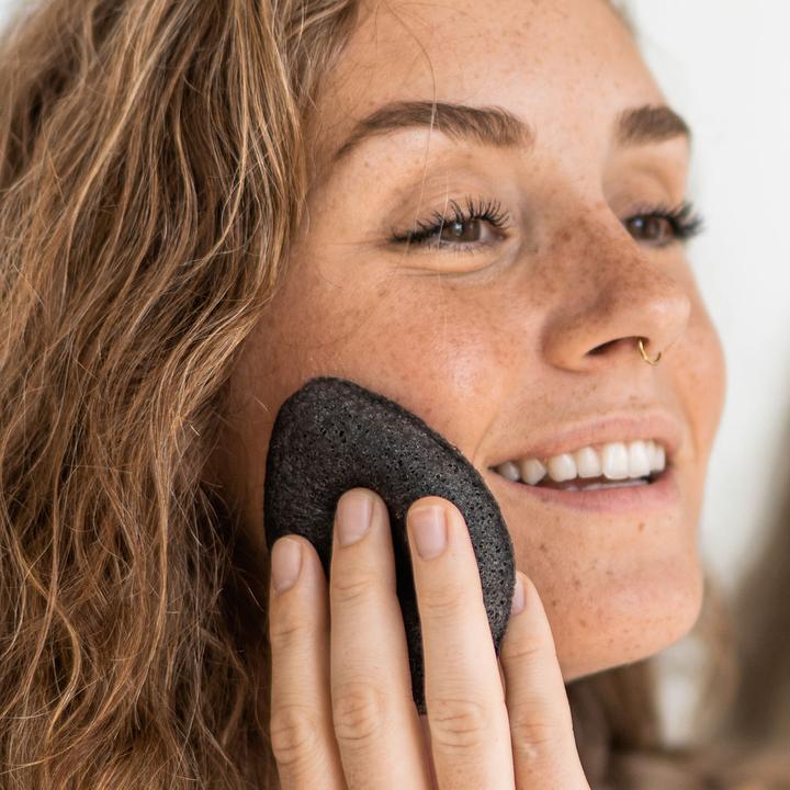 Cleaning face with sponge and no water. Vegetable fiber, compostable facial sponge 