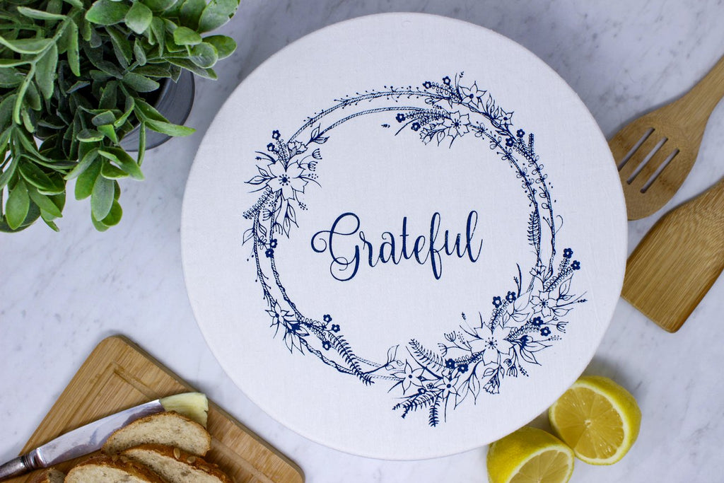 Washable medium bowl cover with grateful print. Made of organic cotton.