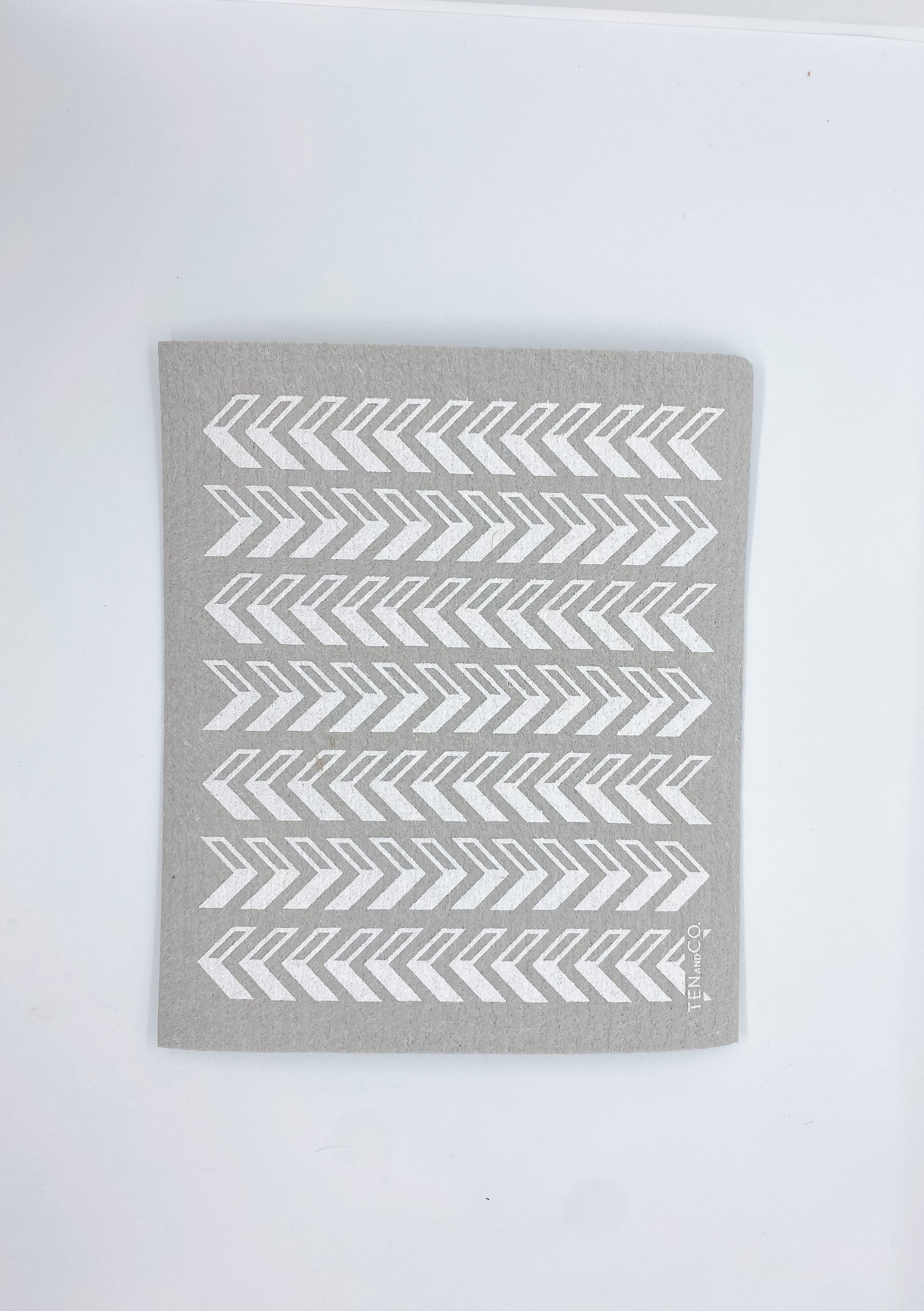 Eco-friendly sponge cloth in grey arrows pattern, replace the use of up to 17 rolls of paper towel