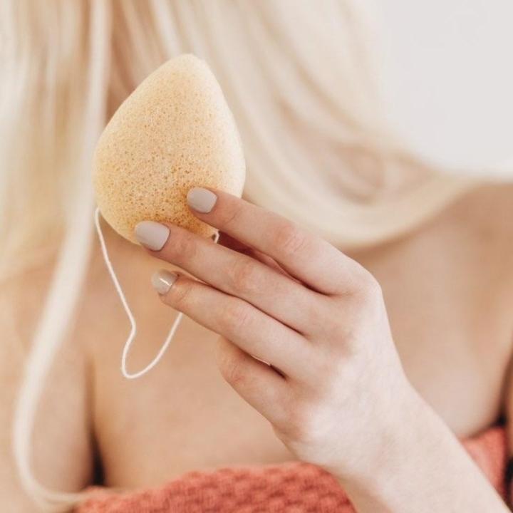 Facial sponge cleans face without using water. Made of vegetable fibers, compostable.