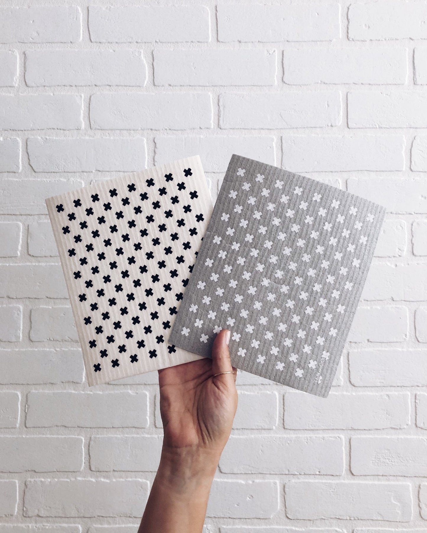 Eco-friendly sponge cloth in grey X pattern, replace the use of up to 17 rolls of paper towel
